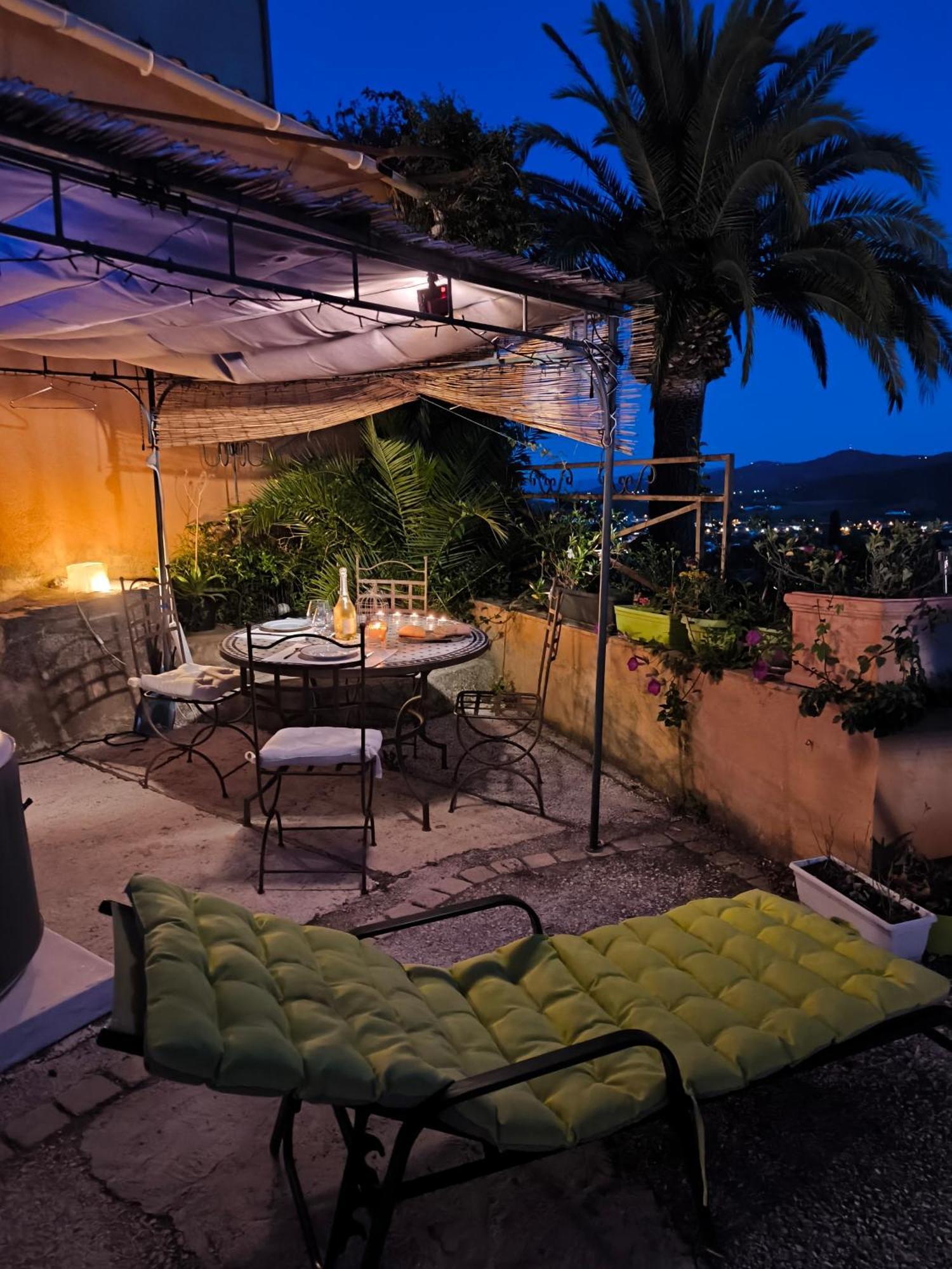 Love-Room Discret 40 M2 Bormes Les Mimosas Village Avec Terrasse Dış mekan fotoğraf
