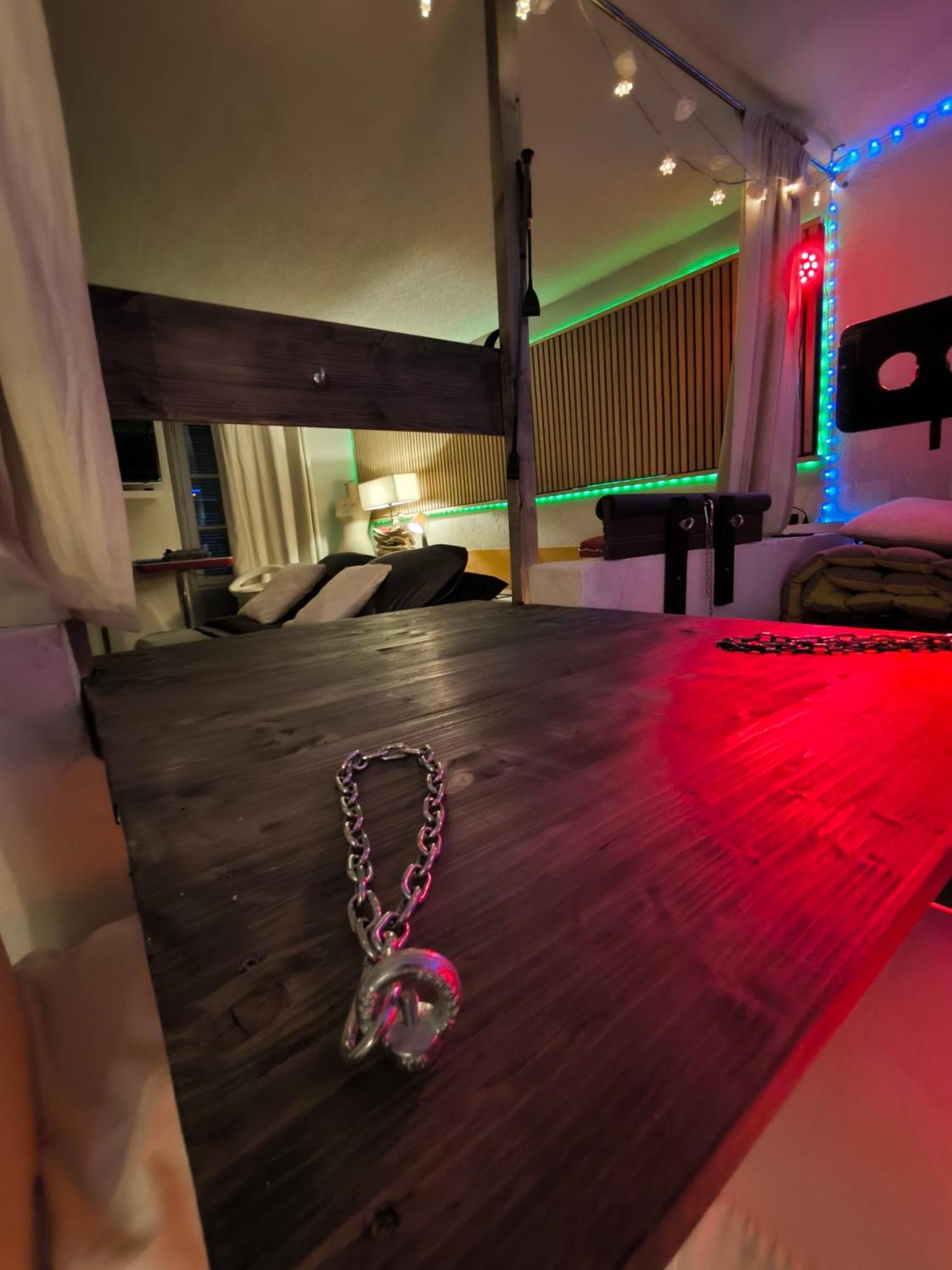 Love-Room Discret 40 M2 Bormes Les Mimosas Village Avec Terrasse Dış mekan fotoğraf