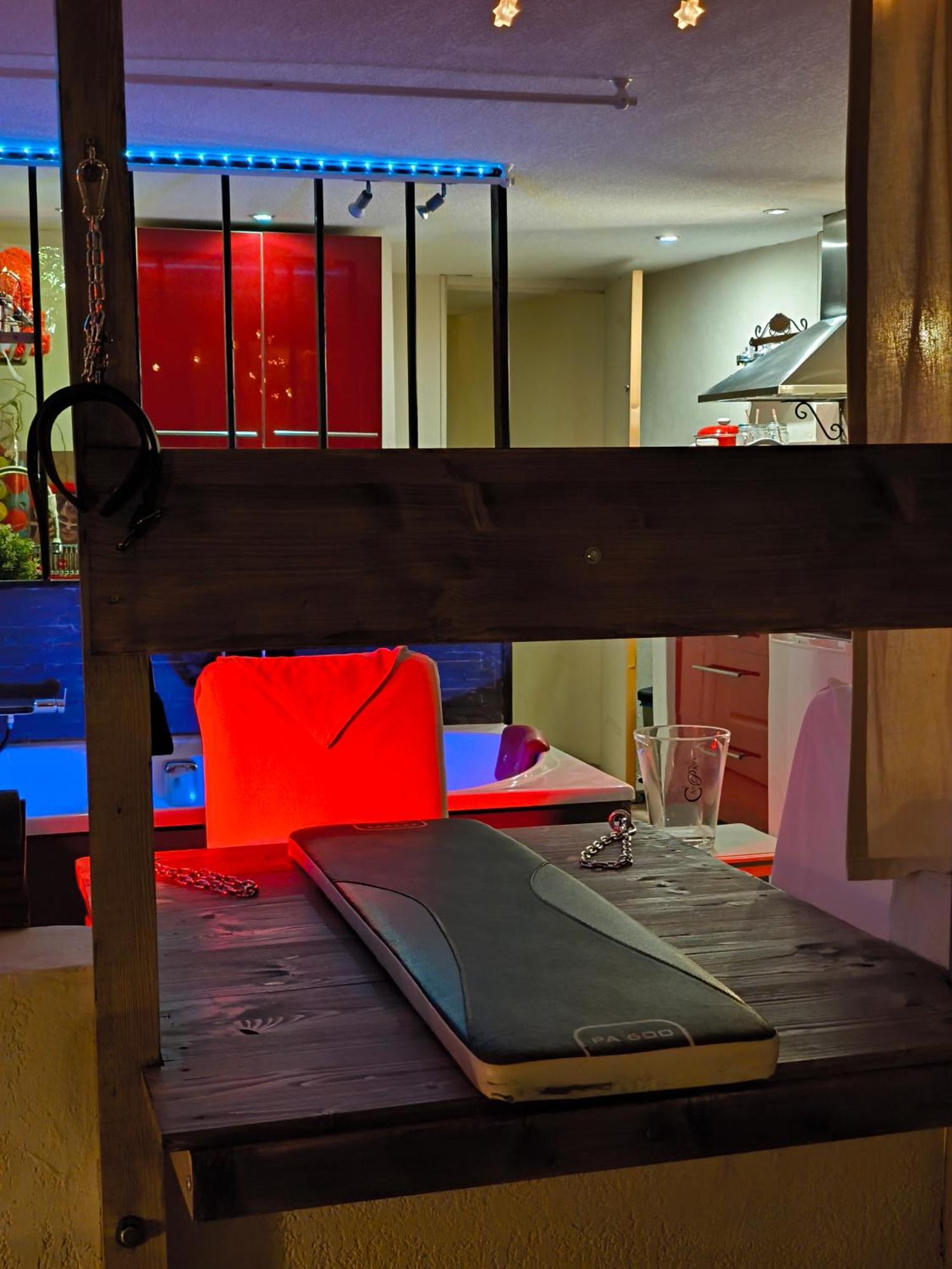 Love-Room Discret 40 M2 Bormes Les Mimosas Village Avec Terrasse Dış mekan fotoğraf