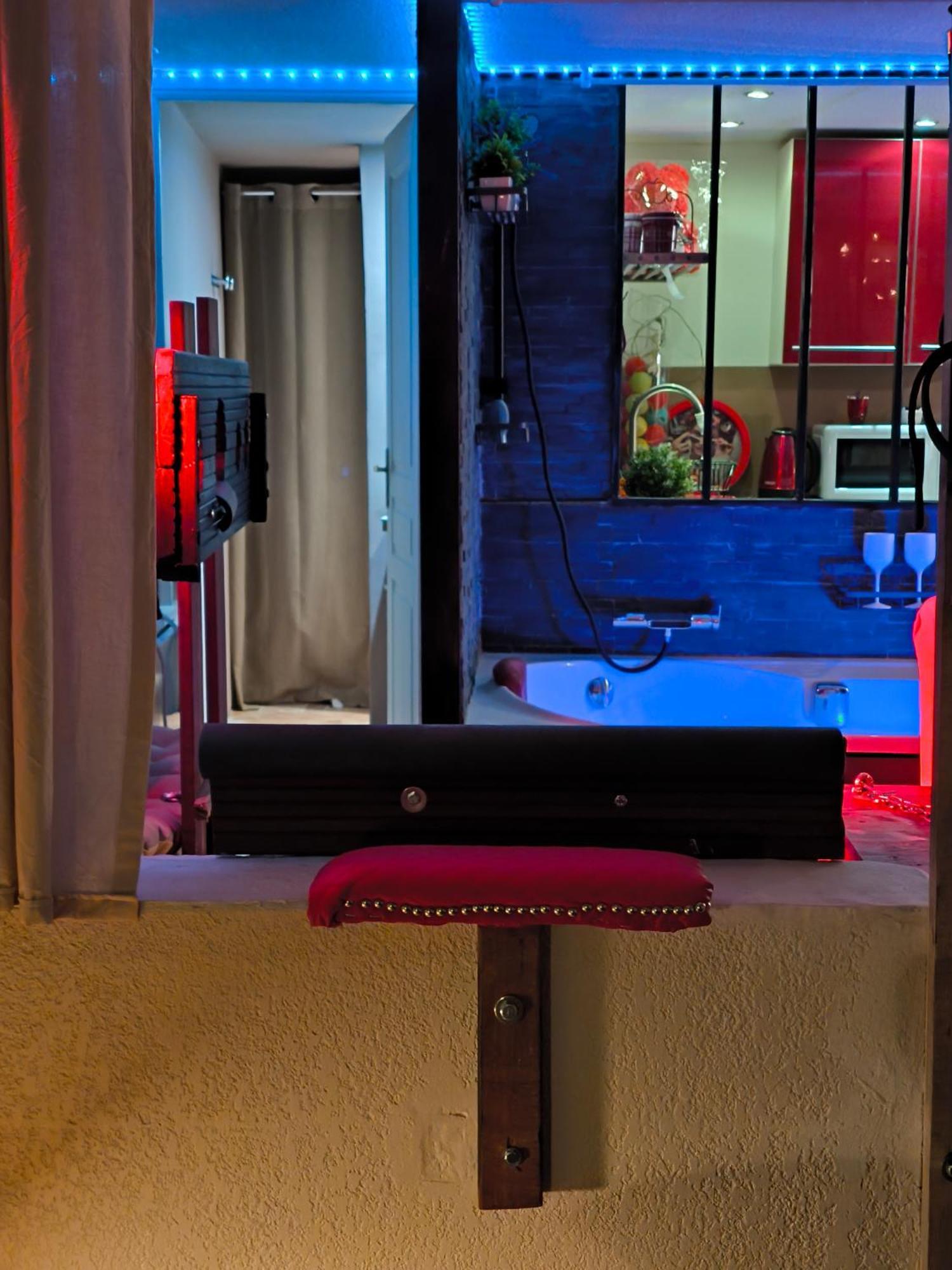 Love-Room Discret 40 M2 Bormes Les Mimosas Village Avec Terrasse Dış mekan fotoğraf