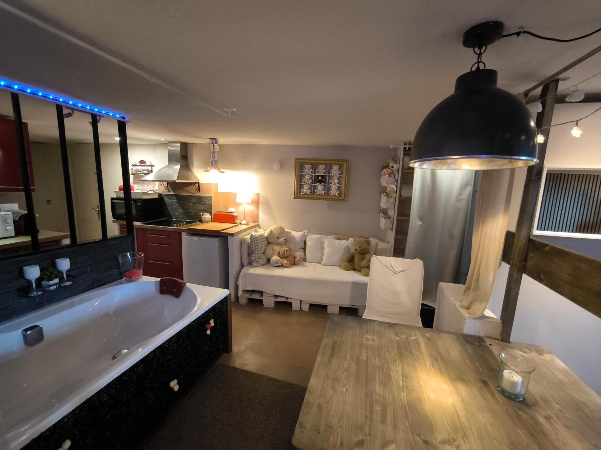 Love-Room Discret 40 M2 Bormes Les Mimosas Village Avec Terrasse Dış mekan fotoğraf