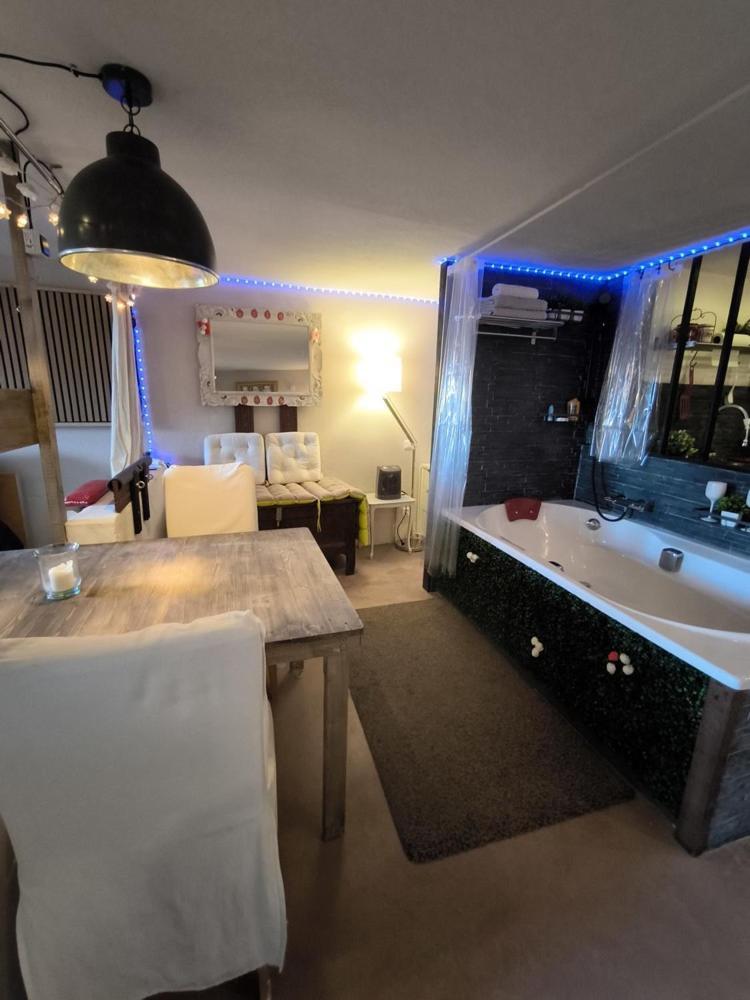 Love-Room Discret 40 M2 Bormes Les Mimosas Village Avec Terrasse Dış mekan fotoğraf